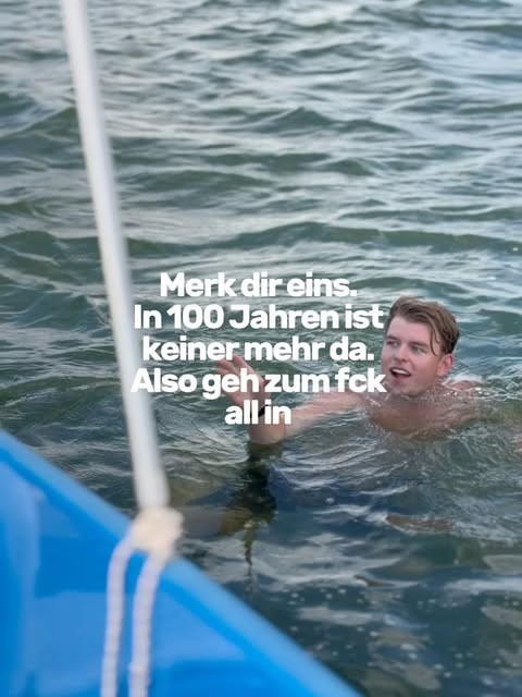 Leon Richter schwimmt im See, darüber sein Motto: In 100 Jahren ist keiner mehr da – also geh all in